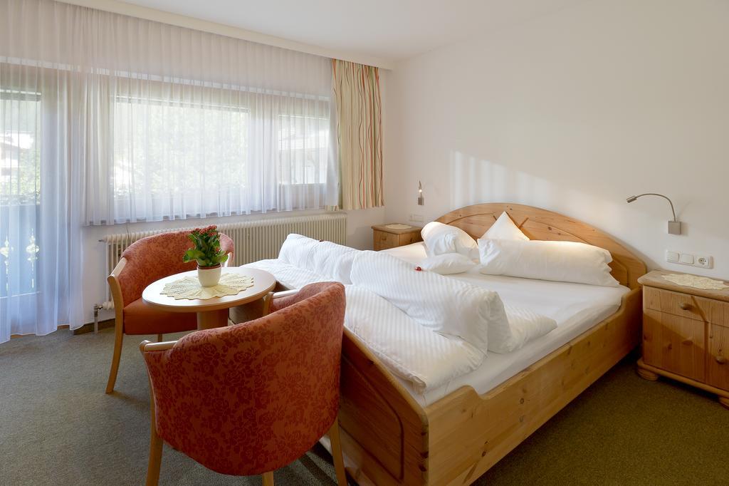 Gaestehaus Ahornblick Mayrhofen Rum bild