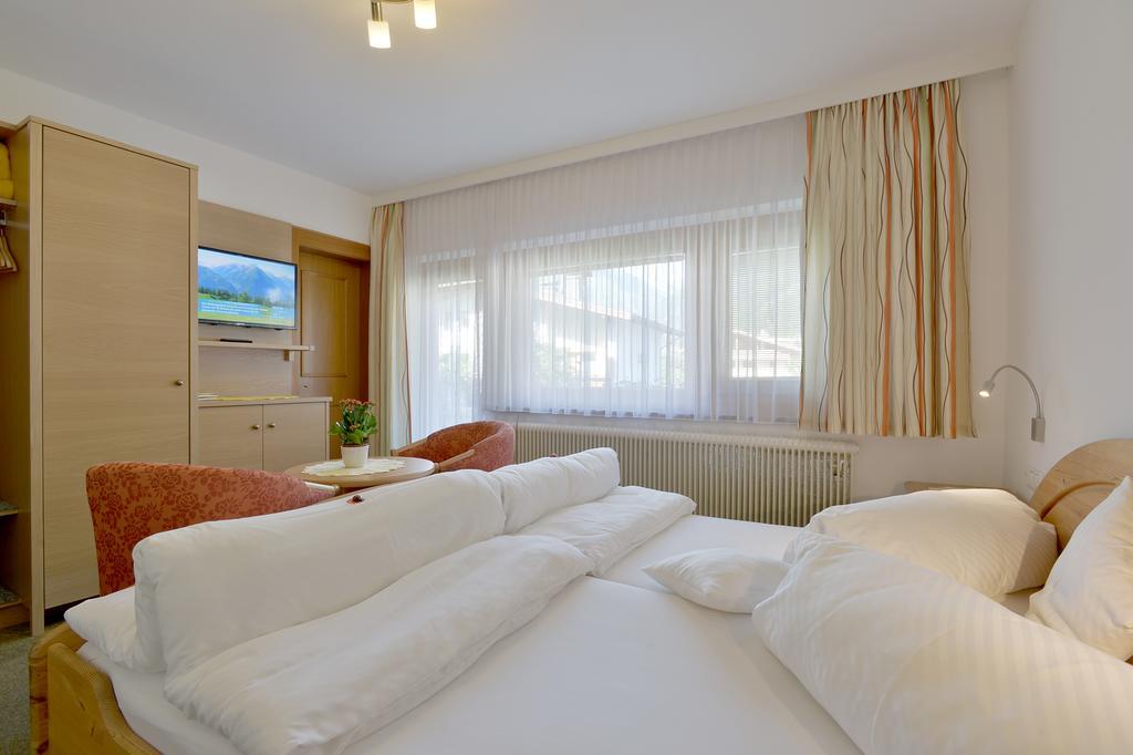 Gaestehaus Ahornblick Mayrhofen Rum bild